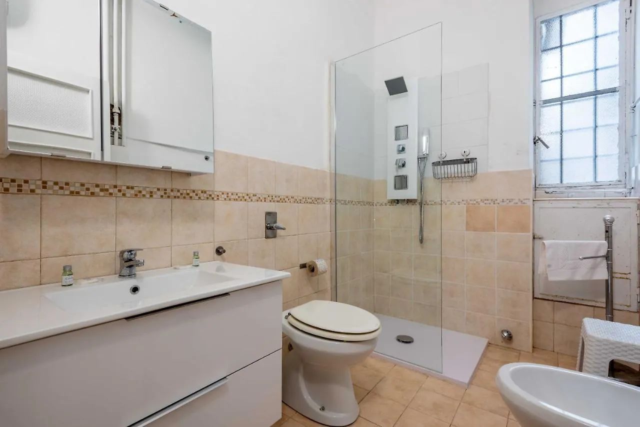 Exclusive 4 Bedrooms Apartment In Milan Center 0*,  Włochy
