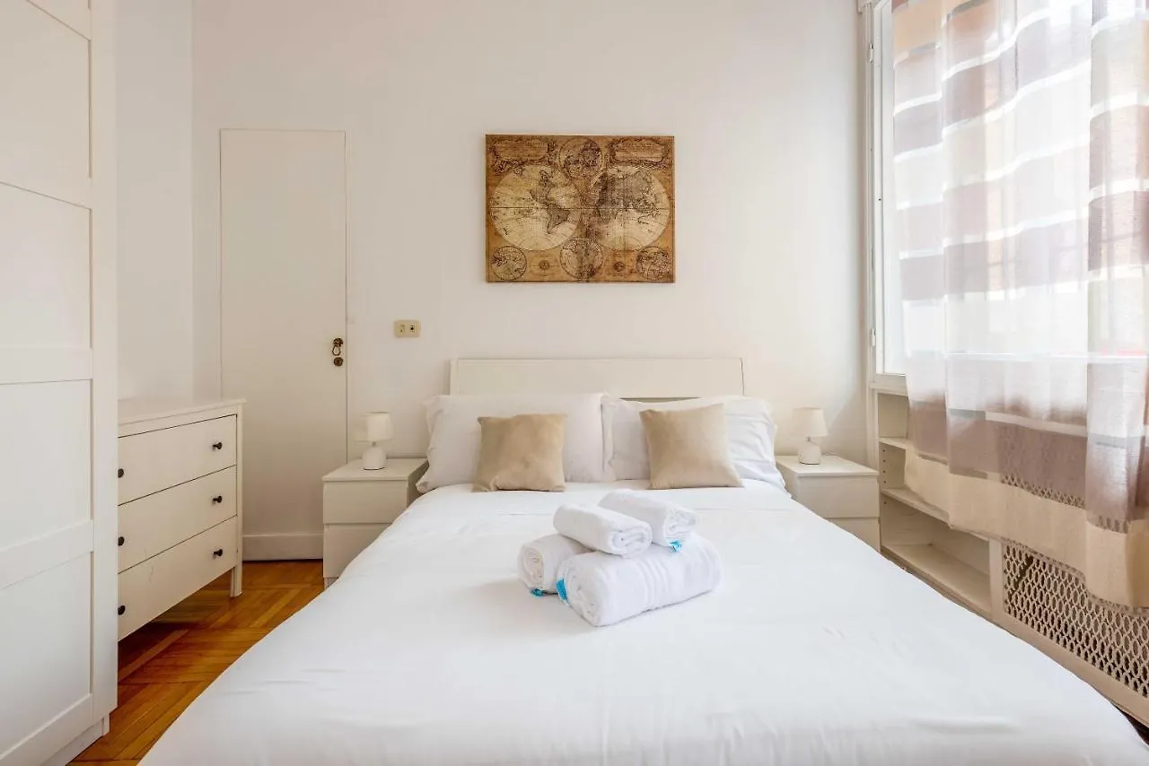 Exclusive 4 Bedrooms Apartment In Milan Center Włochy