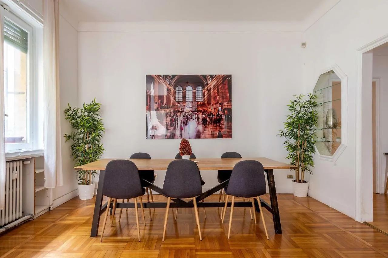 Exclusive 4 Bedrooms Apartment In Milan Center Włochy