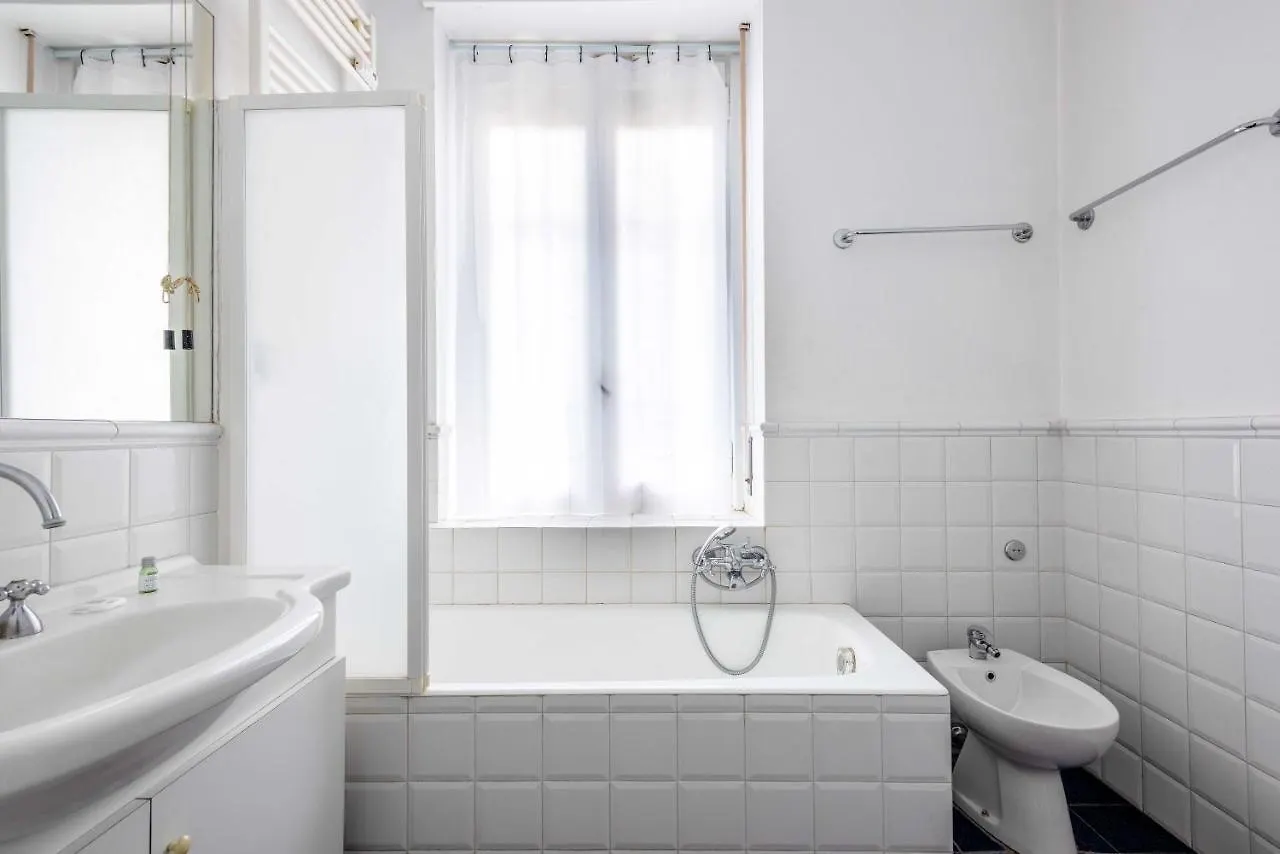 Exclusive 4 Bedrooms Apartment In Milan Center Włochy